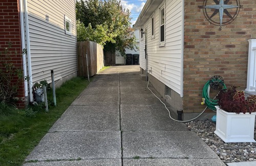 Tonawanda Maison | Cozy ranch in safe neighborhood. Perfect location for Buffalo/Niagara Falls.n