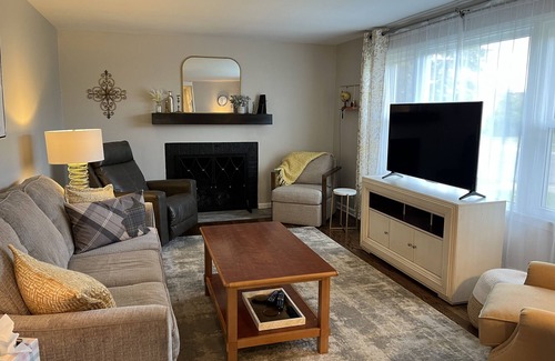 Tonawanda Maison | Cozy ranch in safe neighborhood. Perfect location for Buffalo/Niagara Falls.n