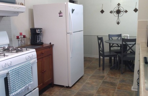 Pipestone Historic District Maison | Cozy refreshed 2-bedroom bungalow with AC, WiFi in historic Pipestone, MN