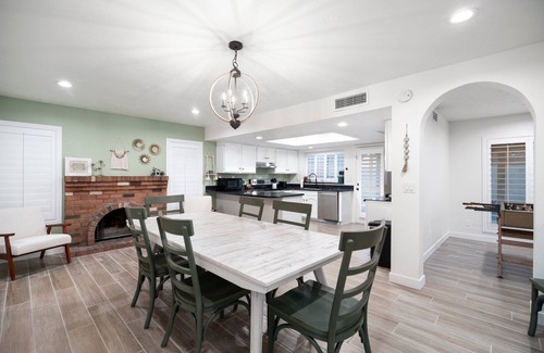 Foxfire Maison | Cozy Remodel, Diving Pool & Hot tub, Great Location Near Entertainment!