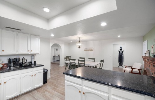 Foxfire Maison | Cozy Remodel, Diving Pool & Hot tub, Great Location Near Entertainment!