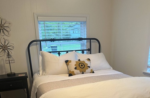 Higgins Lake Cabine | Cozy retreat. 2 blocks from lake. Park, pkl ball, S Higgins Lake St Park