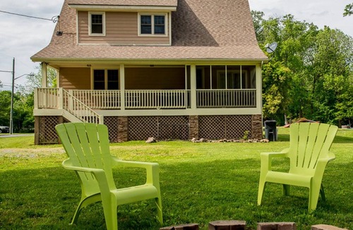 Damascus Cabine | Cozy retreat in Damascus on the AT and Creeper Trail. Pet Friendly!