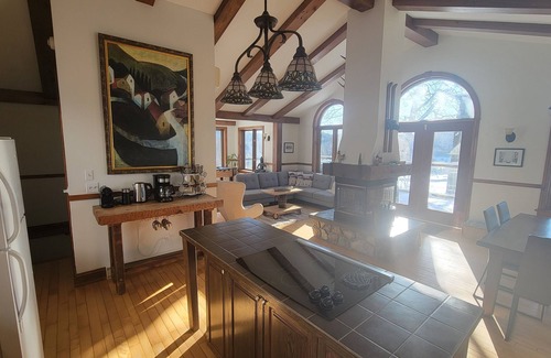 Saint-Faustin-Lac-Carre Chalet De Ski | Chalet douillet, vue sur lac, golf et montagne, SPA, lit king, accès au resort.