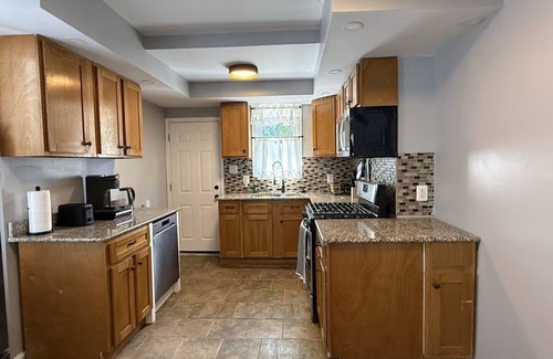Yeadon Maison | Cozy Retreat near Downtown Philly, UPenn, Sleeps 8, QBed, Fast Wi-Fi