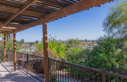 Ahwatukee Foothills Maison | Cozy Retreat with Pool Views Walk to South Mtn Trails