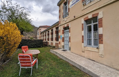 Charraix Cottage | Gîte chaleureux 6 pers avec cour privée en bord de rivière près de Langeac