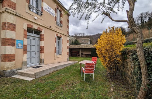 Charraix Cottage | Gîte chaleureux 6 pers avec cour privée en bord de rivière près de Langeac