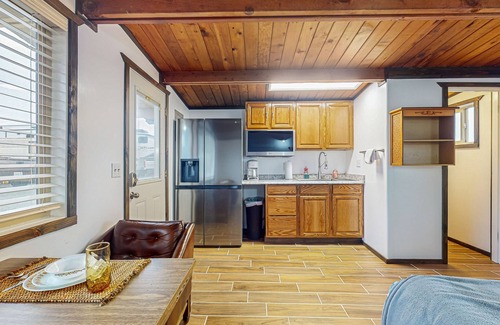 Mount Vernon Appartement | Cozy riverside cabin with kitchenette & laundry facilities - dog-friendly