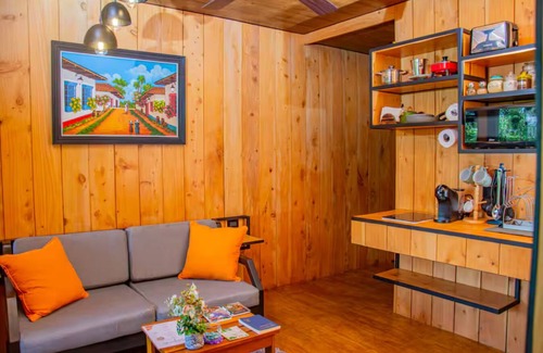 Monterrey Cabine | Cozy romantic cabin near La Fortuna and Arenal Volcano with WiFi, AC, Jacuzzi