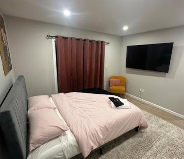 Ampere Appartement | Cozy Rooftop Home, Near Downtown Newark, EWR & NYC