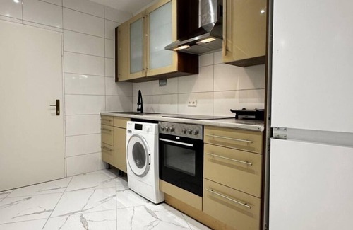 Liesing Appartement | Cozy Room for 2 in 4BR Apt; Near Kaufpark Alterlaa