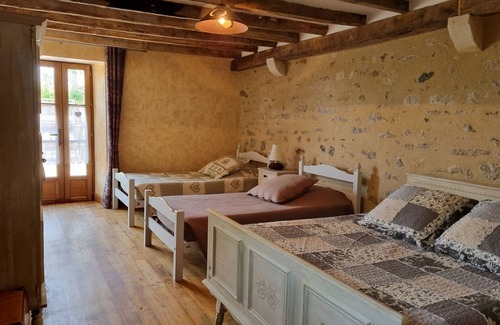 La Berthenoux Lit Et Petit-Déjeuner | Cozy room in Berry with homemade breakfast