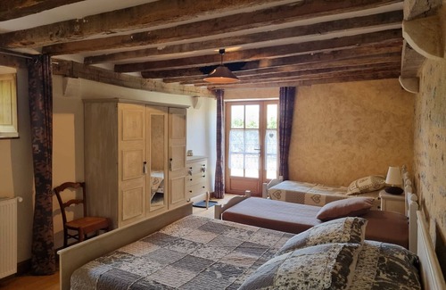 La Berthenoux Lit Et Petit-Déjeuner | Cozy room in Berry with homemade breakfast