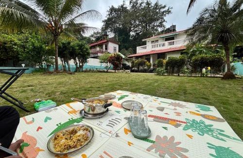 Canacona Maison | Cozy room in hill view villa with lush green lawn