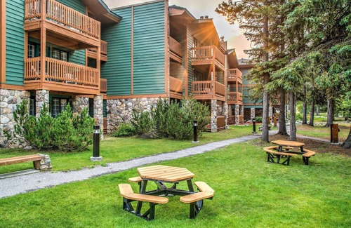 Lake Louise Appartement | Cozy Room in the Mountains | On-Site Ski Lockers!