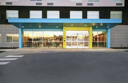 South Portland Maison | Cozy Room Next to the Airport w/ 2 Beds - Free Hot Breakfast & Shuttle