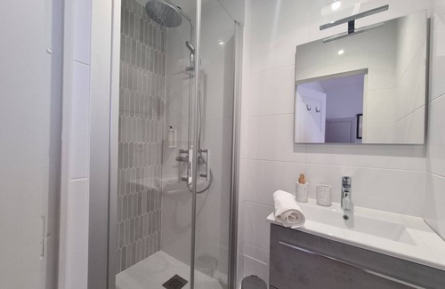 Chateauroux Lit Et Petit-Déjeuner | Chambre chaleureuse "Toscane" avec lit 160cm, salle d'eau privative et petit-déjeuner inclus.
