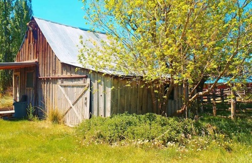 Cedarville Cabine | Cozy Rose Cabin in charming Surprise Valley with WiFi access