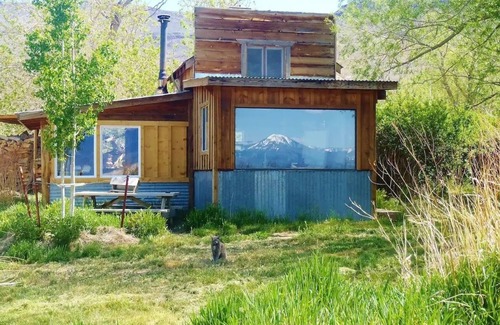Cedarville Cabine | Cozy Rose Cabin in charming Surprise Valley with WiFi access