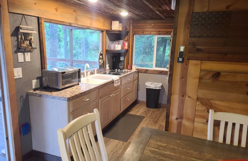 Rusk Cabine | Cozy rustic cabin on two fishing ponds in tranquil Rusk, TX