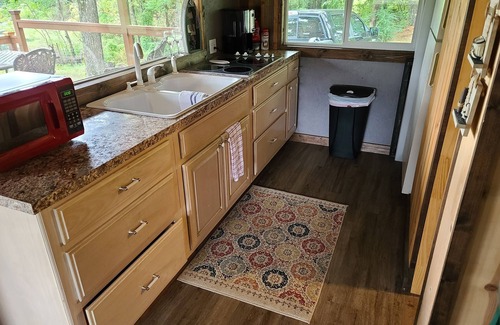 Rusk Cabine | Cozy rustic cabin on two fishing ponds in tranquil Rusk, TX