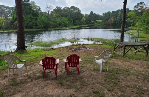 Rusk Cabine | Cozy rustic cabin on two fishing ponds in tranquil Rusk, TX