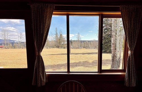 Division No. 14 Cabine | Cozy rustic cabin only 45 minutes from Jasper! Pet friendly.