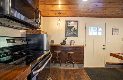 Ariel Maison | Cozy Rustic Getaway with Year-Round Recreation