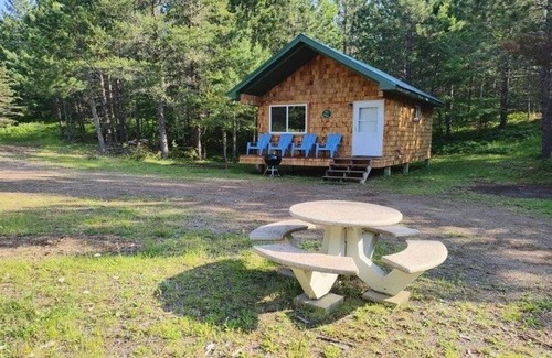 Isabella Cabine | Cozy Rustic Sleeping Cabin in Isabella