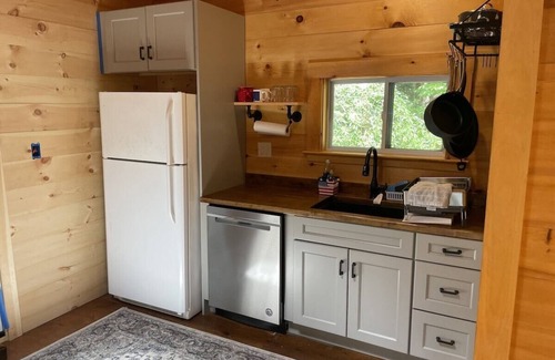 Fitzwilliam Cabine | Cozy, Rustic Summer Cabin on Clean Lake