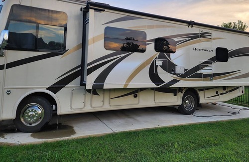 Shelbyville Maison | Cozy RV in a quiet upscale neighborhood.