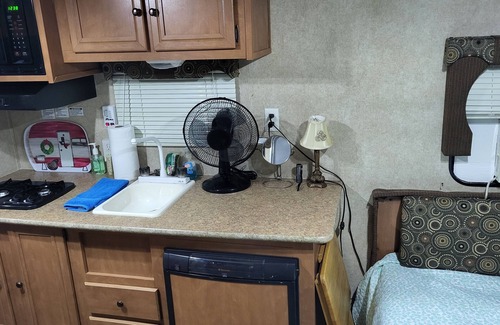 Park Ridge Maison | Cozy RV in amazing Austin with AC, WiFi, Swimming Pool