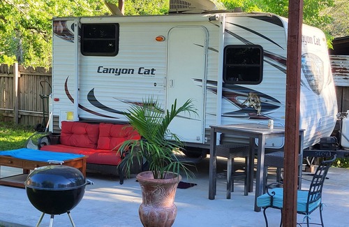 Park Ridge Maison | Cozy RV in amazing Austin with AC, WiFi, Swimming Pool