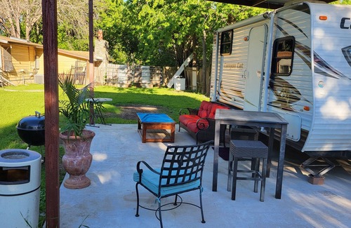 Park Ridge Maison | Cozy RV in amazing Austin with AC, WiFi, Swimming Pool