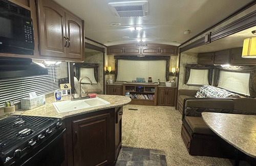 Oakland Mills Maison | Cozy RV in charming McClure with AC, WiFi. Happy travels