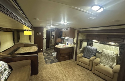 Oakland Mills Maison | Cozy RV in charming McClure with AC, WiFi. Happy travels