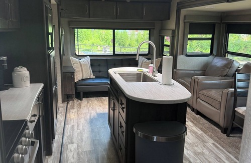 Columbus Maison | Cozy RV in Cool Columbus with AC