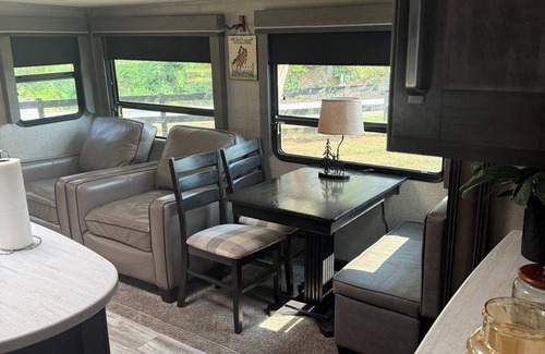 Columbus Maison | Cozy RV in Cool Columbus with AC
