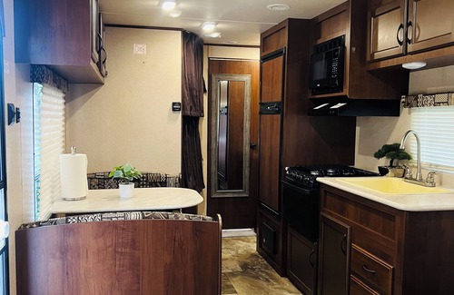 Oak Ridge Maison | Cozy RV in enjoyable Orlando with AC, WiFi