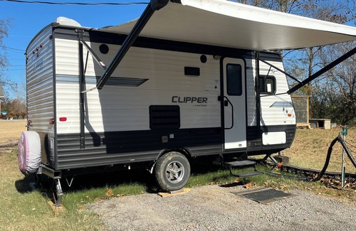 Mason Maison | Cozy RV in Mason Tn with WiFi, AC, Furnished, near Blue Oval
