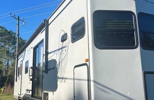 Port Malabar Maison | Cozy RV in Palm Bay, FL with pool access!