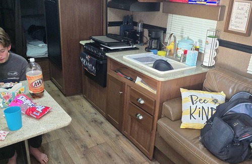Dinero Maison | Cozy RV in peaceful Sandia with WiFi, AC,Lake Corpus Chrisit Access nearby