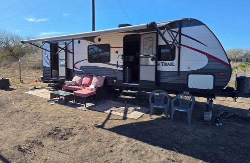 Dinero Maison | Cozy RV in peaceful Sandia with WiFi, AC,Lake Corpus Chrisit Access nearby
