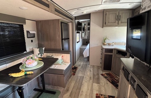 Dallas Maison | Cozy RV in Serene Dallas with ACnwith a private room and 2 bunk beds plus one