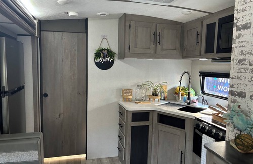 Dallas Maison | Cozy RV in Serene Dallas with ACnwith a private room and 2 bunk beds plus one