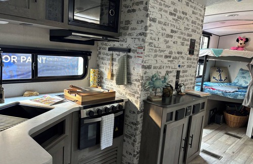 Dallas Maison | Cozy RV in Serene Dallas with ACnwith a private room and 2 bunk beds plus one
