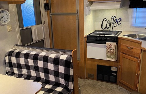 Peoria Heights Maison | Cozy RV in tranquil setting East Peoria with AC