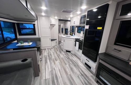 Stafford Maison | Cozy RV in Wonderful Stafford with AC, WiFi. Fully equipped!!