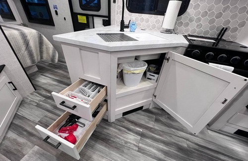 Stafford Maison | Cozy RV in Wonderful Stafford with AC, WiFi. Fully equipped!!
